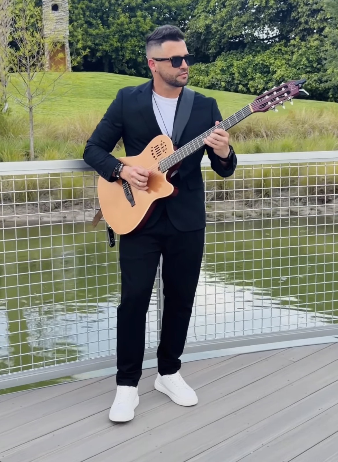 Ofrey performing live