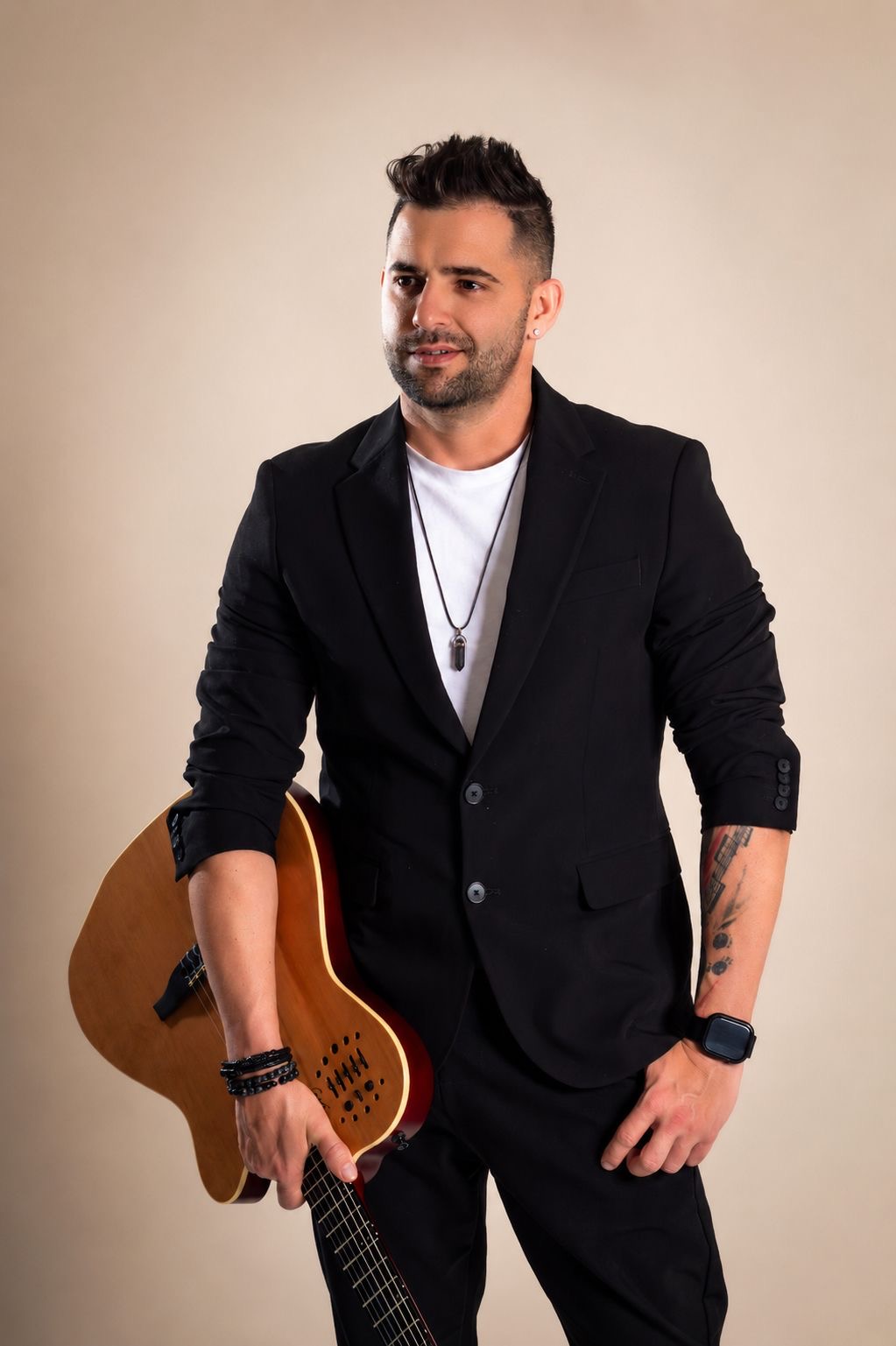 Ofrey Music live guitarist